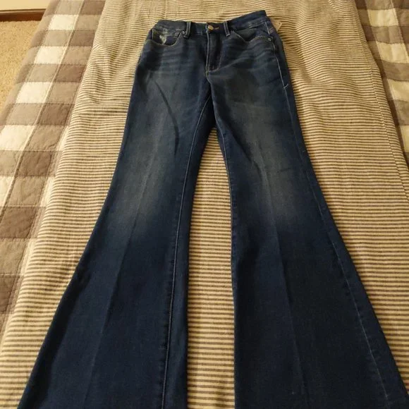 Good American Good Legs Flare Jeans - Picture 5 of 5